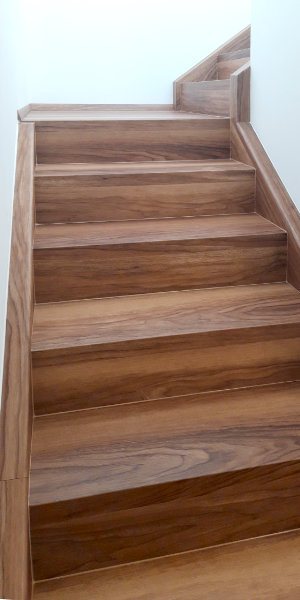 Treppenanlage komplett mit Vinyl Designboden verkleidet