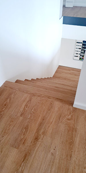 Vinyl Designboden mit Treppenstufen